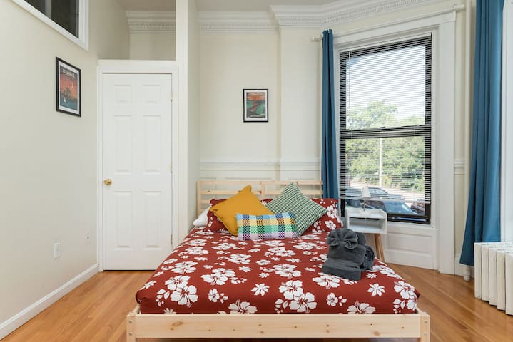 Walk! Walk! Kenmore Square – 2 Beds / 1 Bathroom