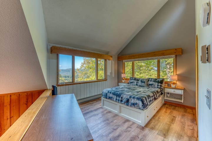 Cama tamaño queen con vistas desde el loft