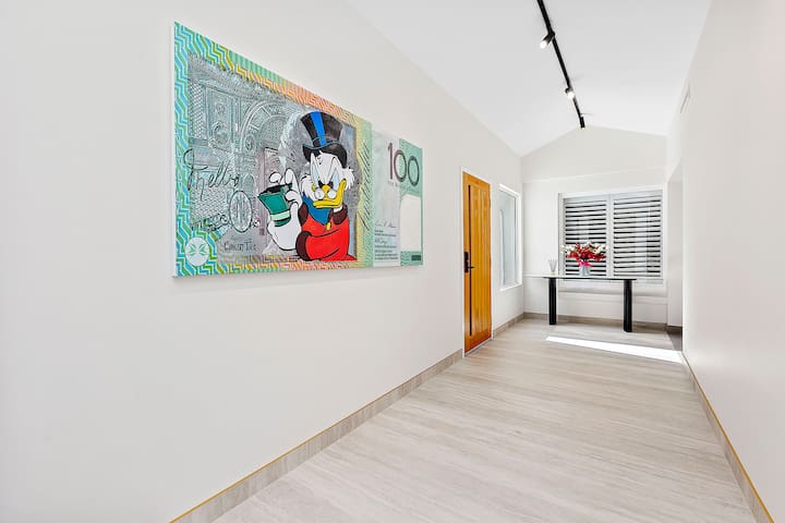 Exquisite Oasis Family Retreat gallery image 2