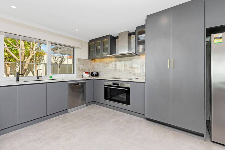 Exquisite Oasis Family Retreat gallery image 4