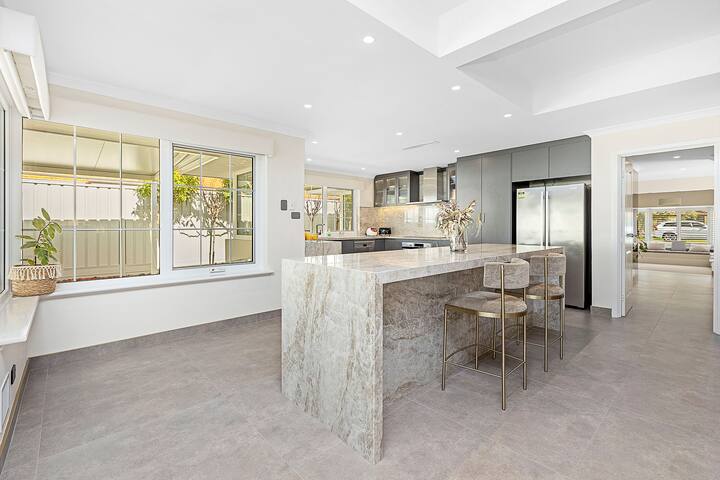 Exquisite Oasis Family Retreat gallery image 3