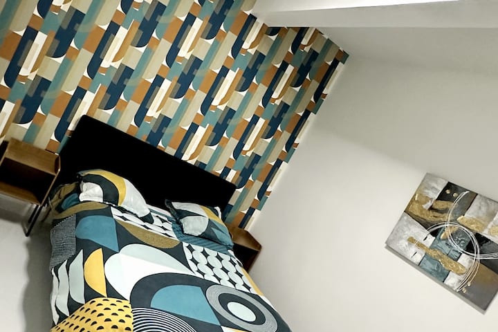 chambre 2. Climatisée 
espace très spacieux avec un grand lit double tables de chevets 