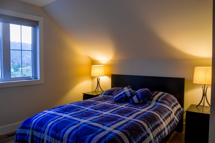 Dormitorio en el segundo piso con cama tamaño queen 