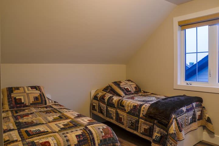 Dormitorio en el segundo piso con dos camas individuales