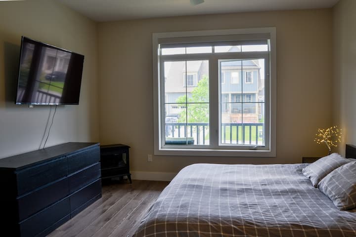 Dormitorio principal, cama tamaño king, televisor de alta definición, chimenea eléctrica, ventilador de techo