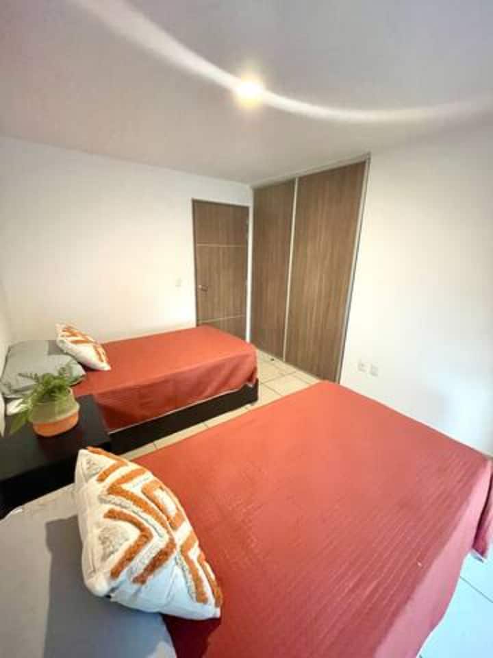 Schlafzimmer 8