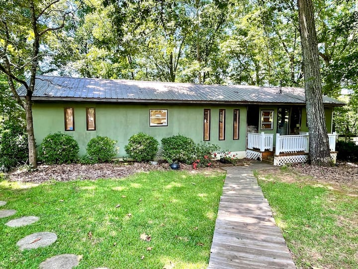 Cozy Lake Cabin, 18mi from Talladega Raceway