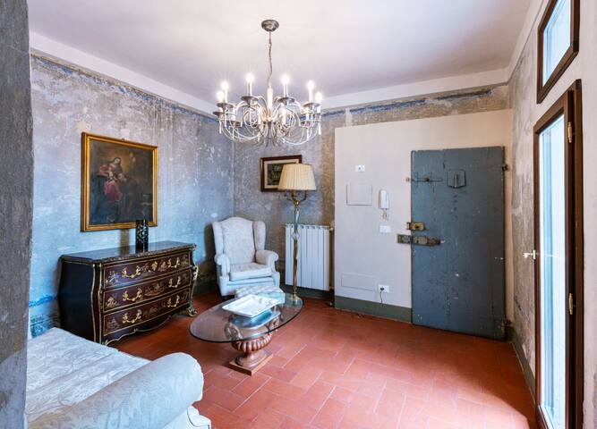 Lussuoso appartamento in Piazza de Carmine. gallery image 5