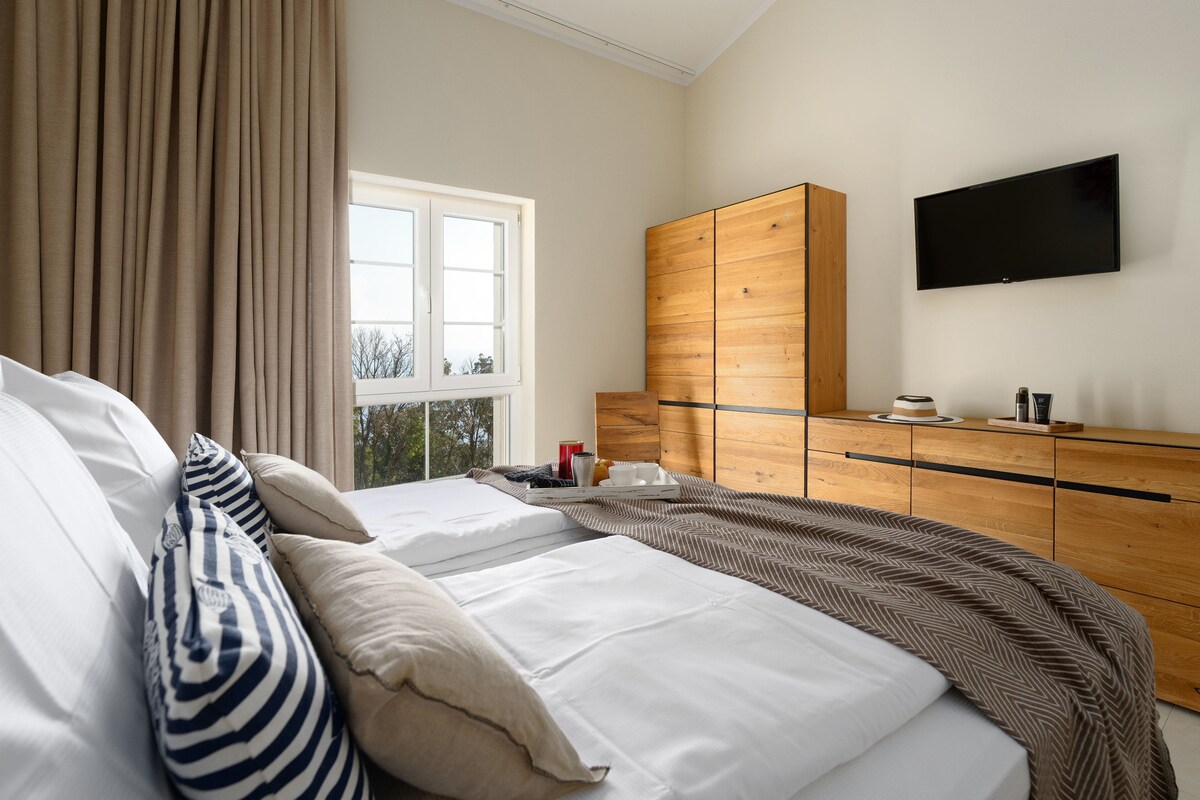 Druhá spálňa s manželskou posteľou King (180×200 cm) a inteligentnou TV