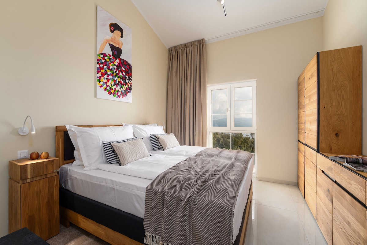 Prvá spálňa s manželskou posteľou King (180×200 cm) a inteligentnou TV