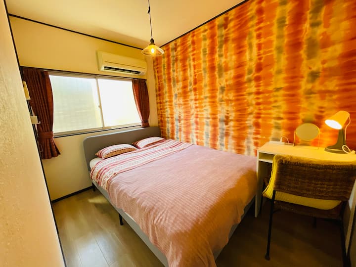 Dhoma e gjumit 1
krevat dopio, tavolinë pune dhe karrige janë të disponueshme.
Kondicioneri është instaluar.