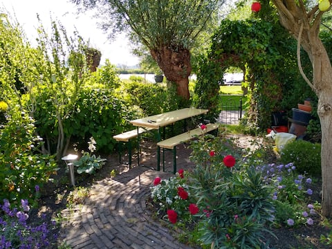 Cosy house near Amsterdam in nature. Free parking