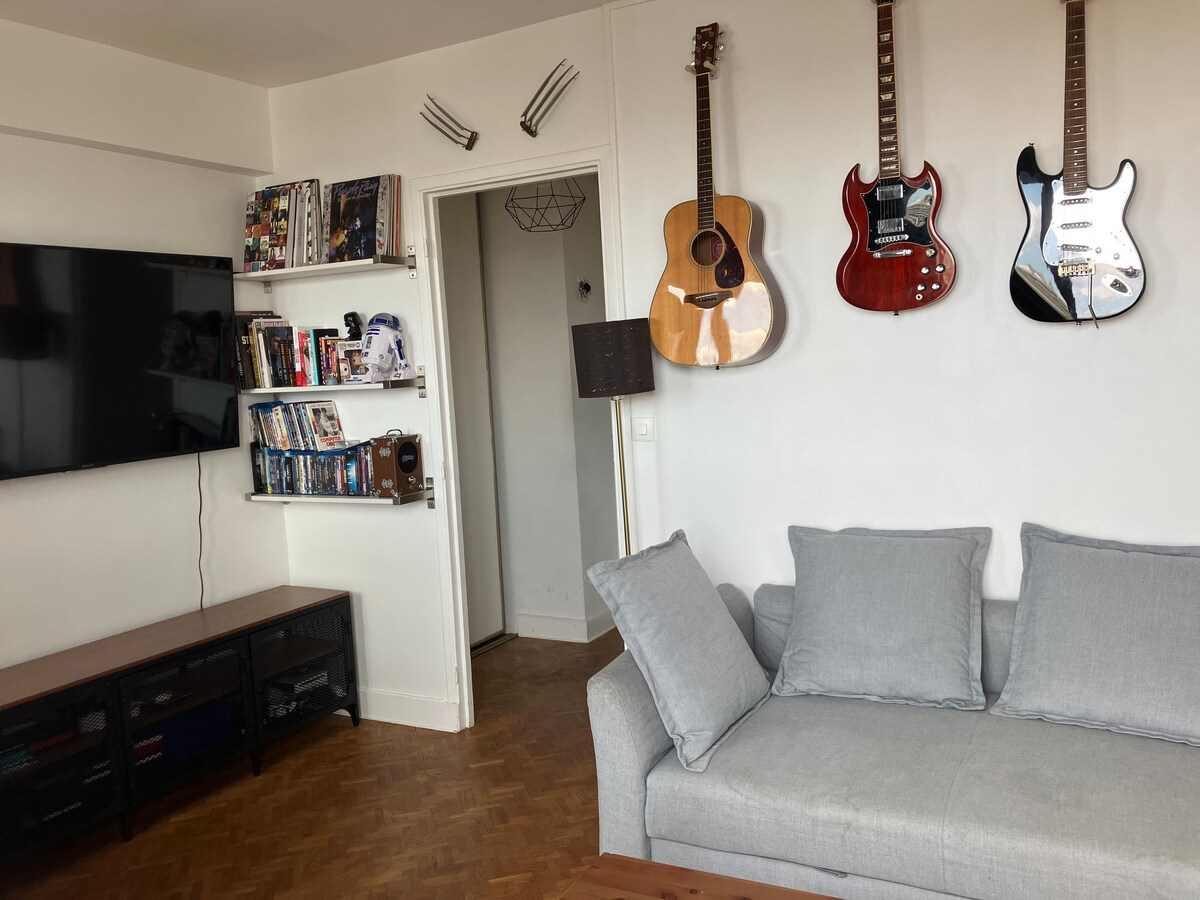 Popular Airbnb listing: Studio with balcony overlooking Paris and the Eiffel Tower in Vanves