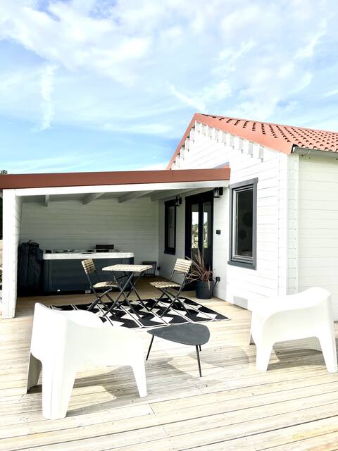 The White House - Cottage with Jacuzzi