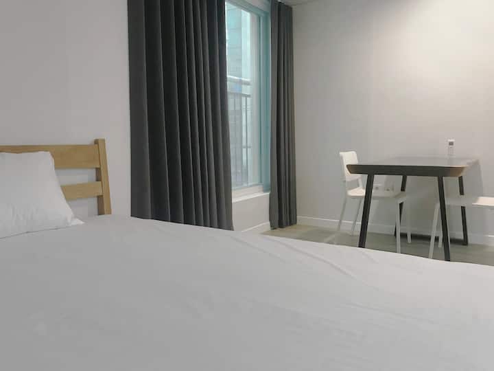 Clean Apt/bath/elevtr/3min Walk Hongik St - Seoul