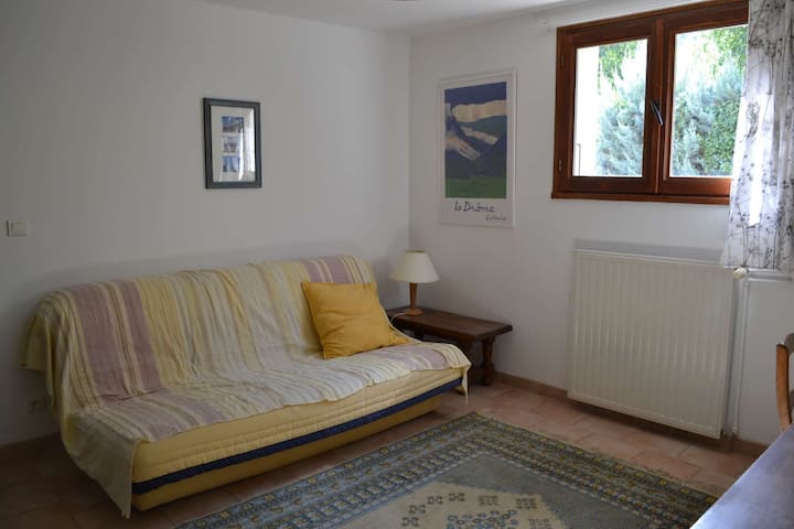 Dhomë ndenjjeje me divan krevat cilësor