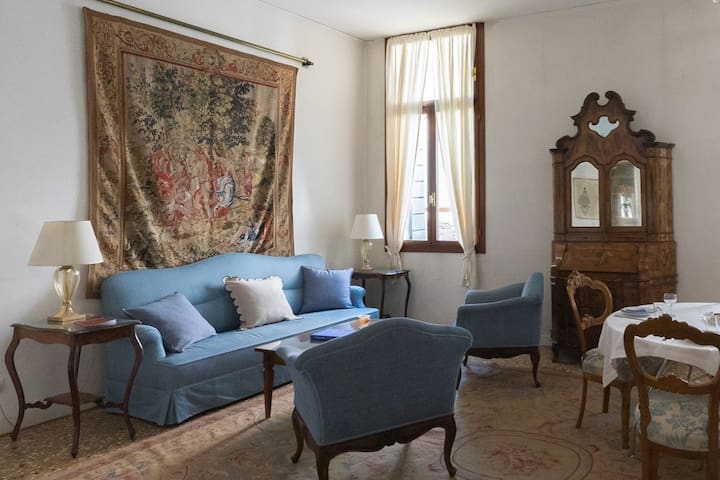 The Spy, canal view flat in XIV century Palazzo