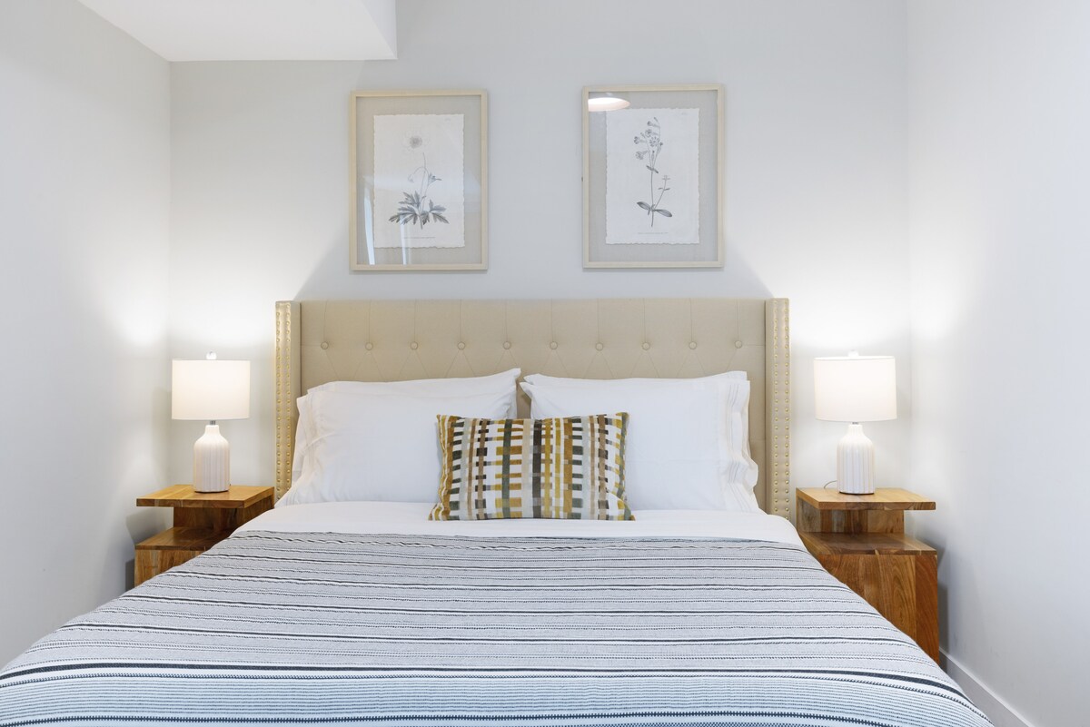 ห้องนอนที่อบอุ่นในโทนสีอ่อนๆเพื่อช่วยให้คุณผ่อนคลาย 