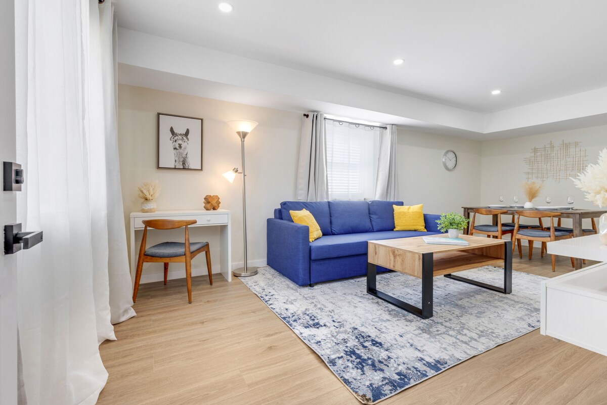 พื้นที่นั่งเล่นพร้อมพื้นที่ทำงานที่กำหนด