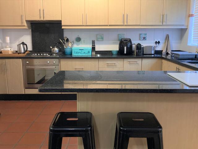 Comfortable & spacious duplex in leafy lane gallery image 3