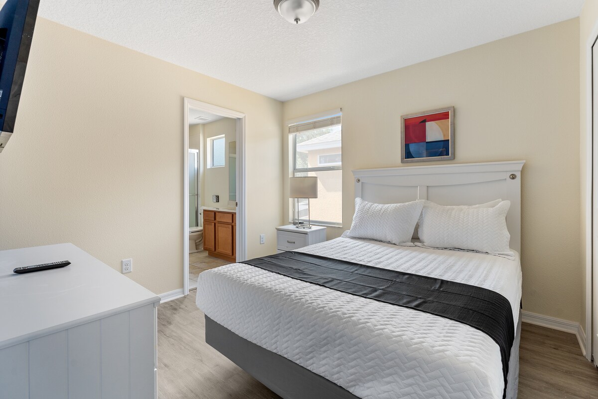 Dormitorio tamaño queen luminoso con TV. 