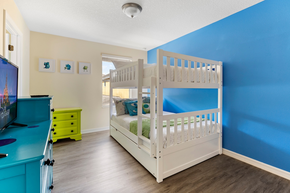 Sensacional dormitorio temático de Monsters S.A con litera y televisión. 