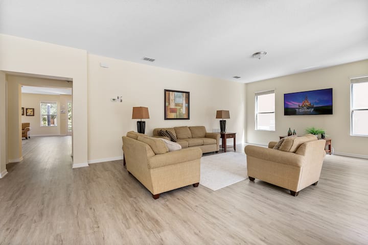 Themed Bedrooms And Large Pool - Kissimmee, FL
