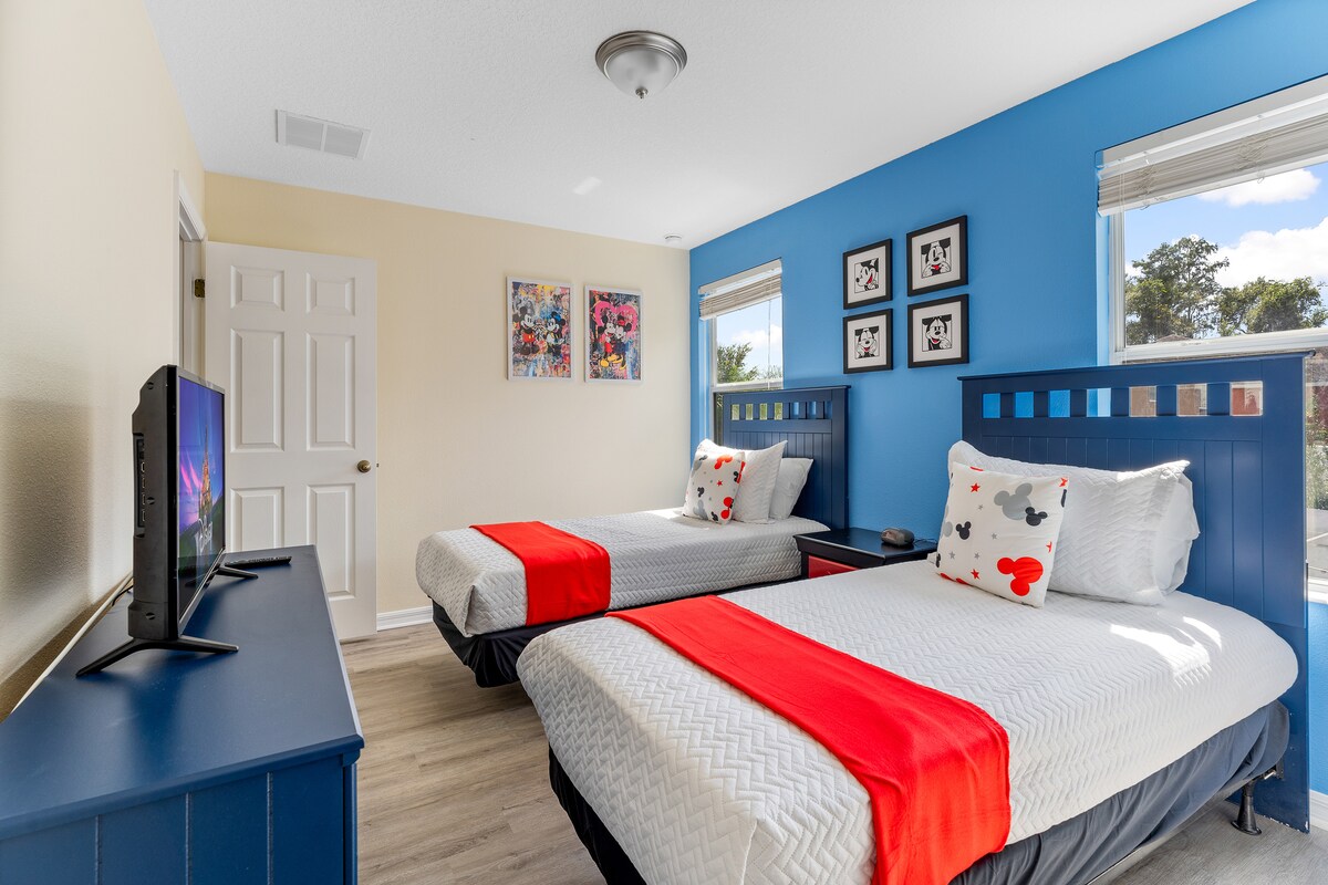 Dormitorio de Mickey temático más bonito con camas individuales. 