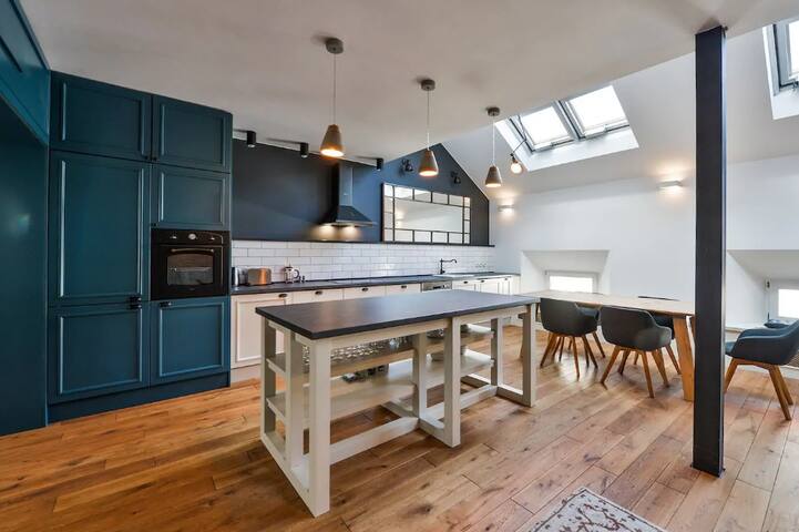 Funky lux 2 bedroom loft in the Old Town gallery image 3