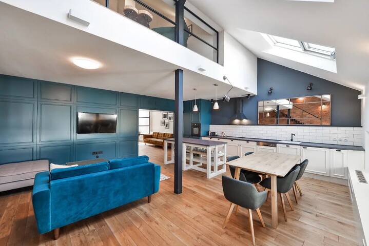 Funky lux 2 bedroom loft in the Old Town gallery image 2