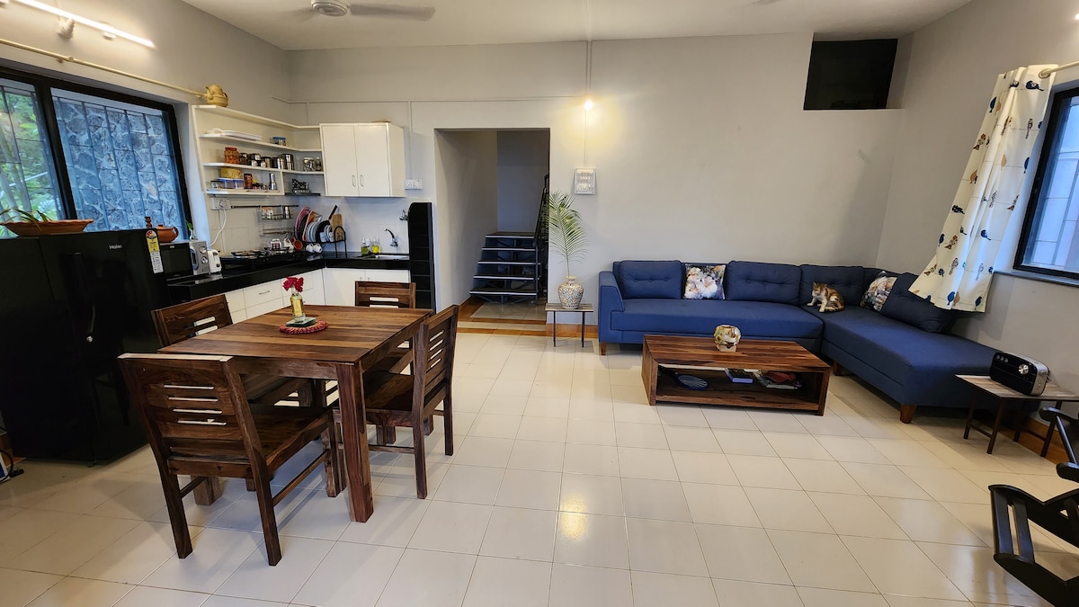 Blagovaonica kao što se vidi s prednje strane dnevnog boravka. Također prikazuje čajnu kuhinju prema prednjem lijevom kutu