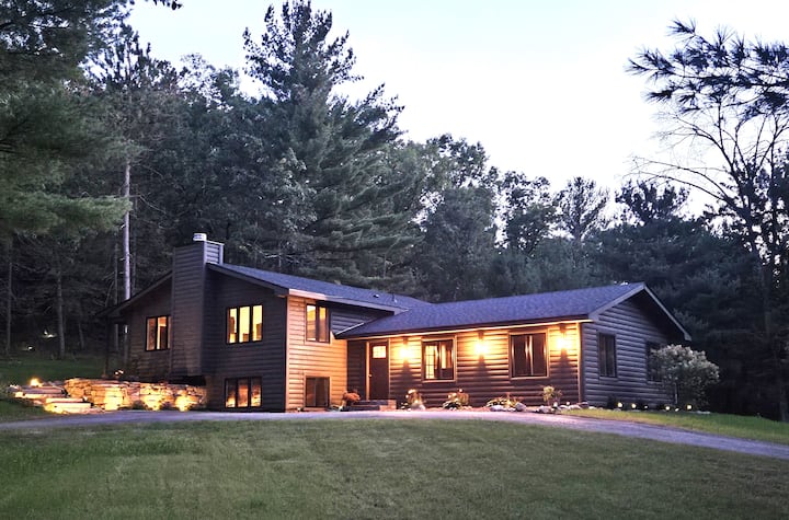 Hot tub/Heated pool/ Fireplace/ Firepit/Hiking