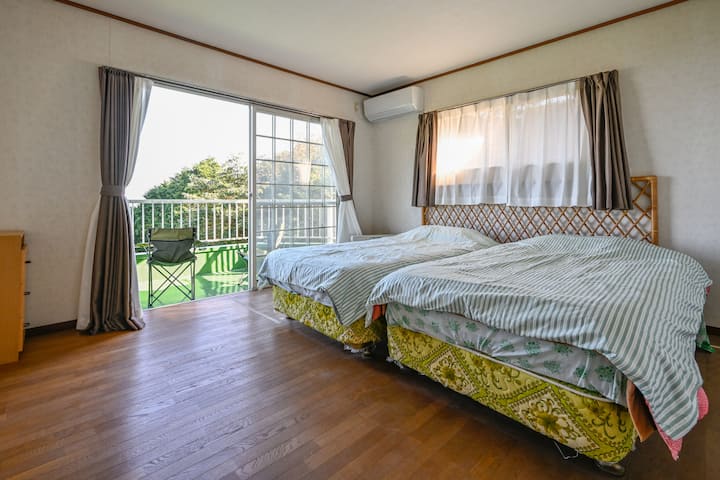 Vitanda 2 vya mtu mmoja na kitanda cha sofa vimewekwa