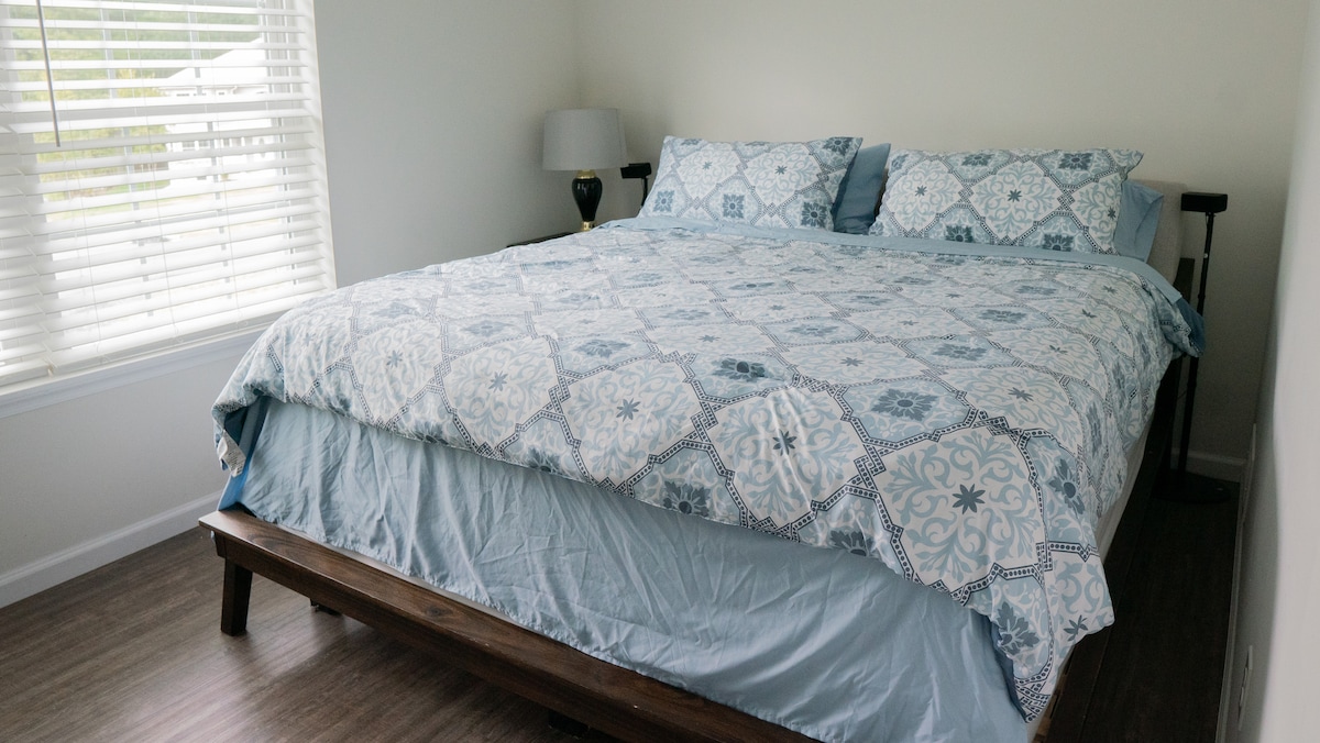 سرير بحجم كبير.