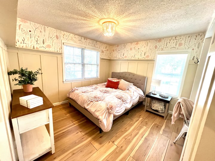 غرفة نوم ثانية في الطابق الرئيسي بسرير بحجم كبير