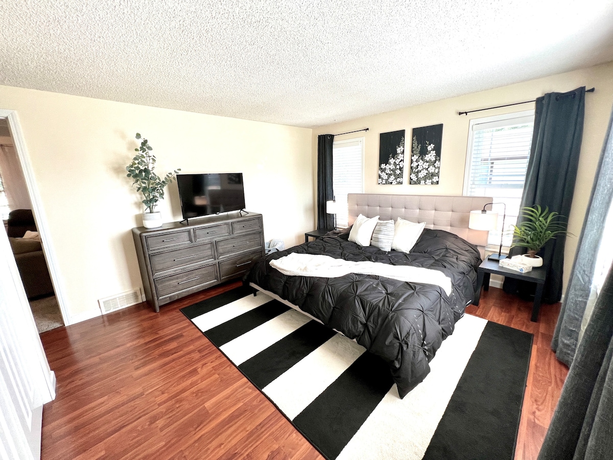 Primarna spavaća soba s udobnim bračnim krevetom i velikim ormarom