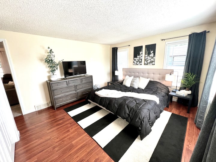 غرفة نوم رئيسية بسرير كينج مريح وخزانة كبيرة