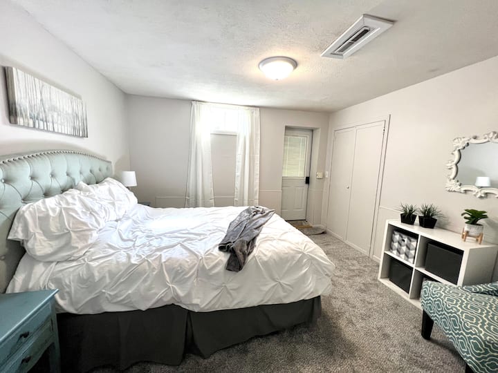 غرفة النوم الرابعة، في الطابق السفلي. سرير بحجم كوين وخزانة ملابس.