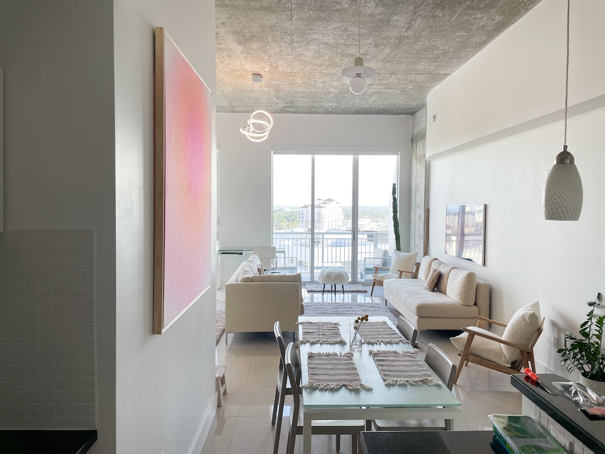 46 Stunning Luxury Penthouse Designs with Sky-High Style - High-Rise Modern Apartment With Resort-Inspired Penthouse View