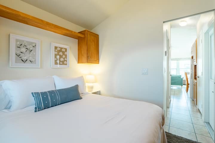 Spavaća soba s bračnim krevetom (širine 150 – 179 cm) i ormarom.