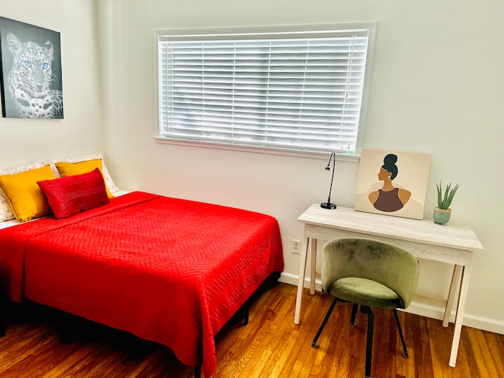 Limpio y espacioso, con una cama acogedora.