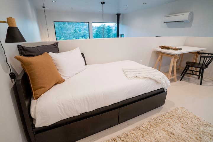 Уютен близнак, който се разширява в двойно легло — гъвкав комфорт за всеки гост.