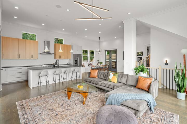 Brand New Massive Home/ 1 Mile to Downtown! gallery image 2