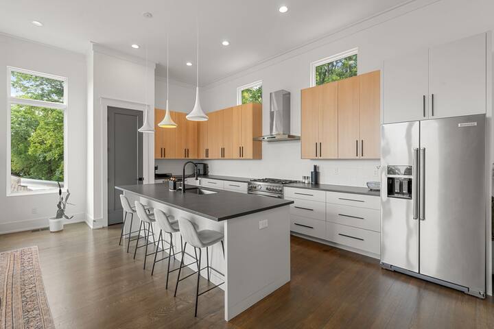 Brand New Massive Home/ 1 Mile to Downtown! gallery image 4