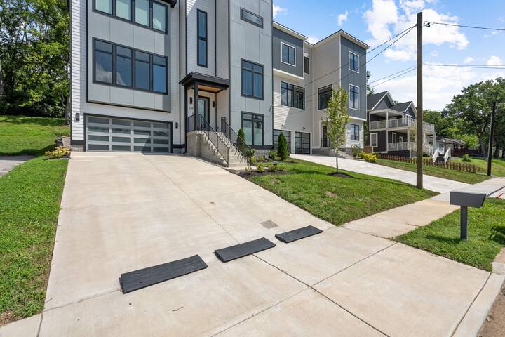 Brand New Massive Home/ 1 Mile to Downtown! gallery image 3