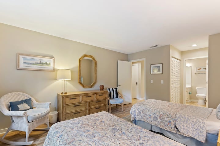 Guest bedroom has two twin beds.