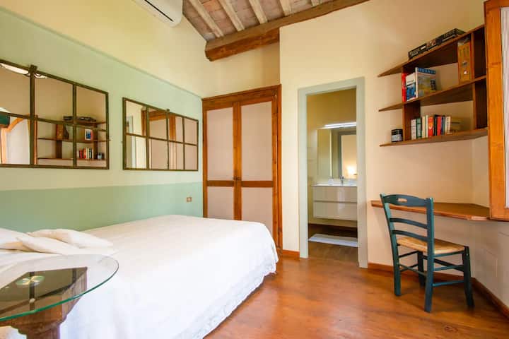 L'unica ed elegante zona notte, dotata di bagno esclusivo.