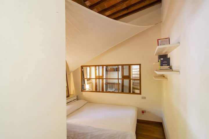 L'unica ed elegante zona notte, dotata di bagno esclusivo.