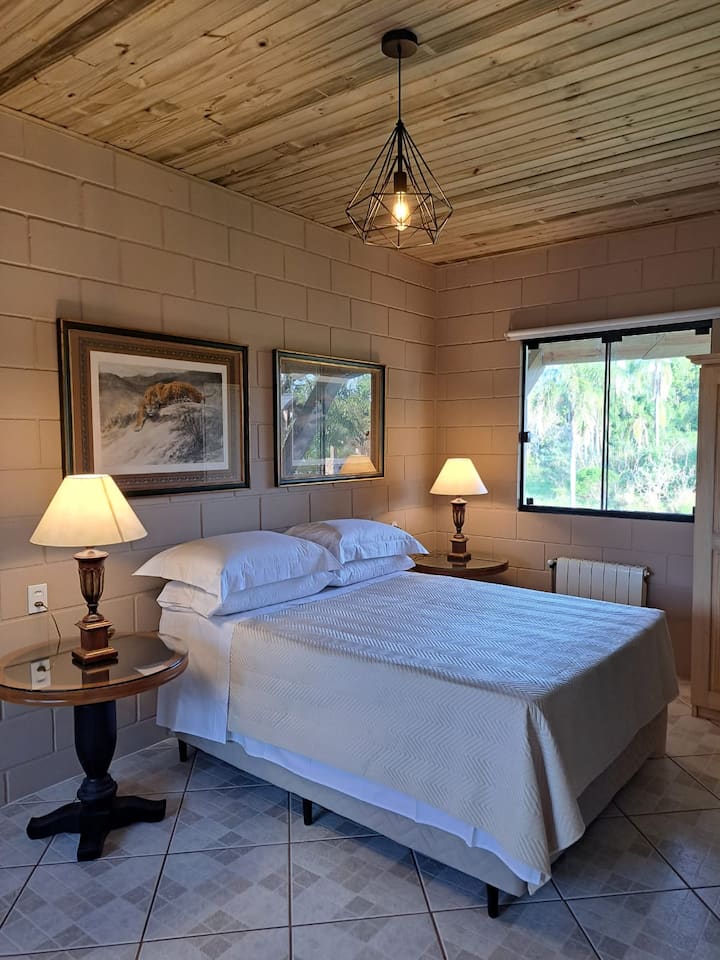 Veľká a pohodlná spálňa s manželskou posteľou, menšou manželskou posteľou a kvalitnou posteľnou bielizňou. Klimatizované prostredie.  