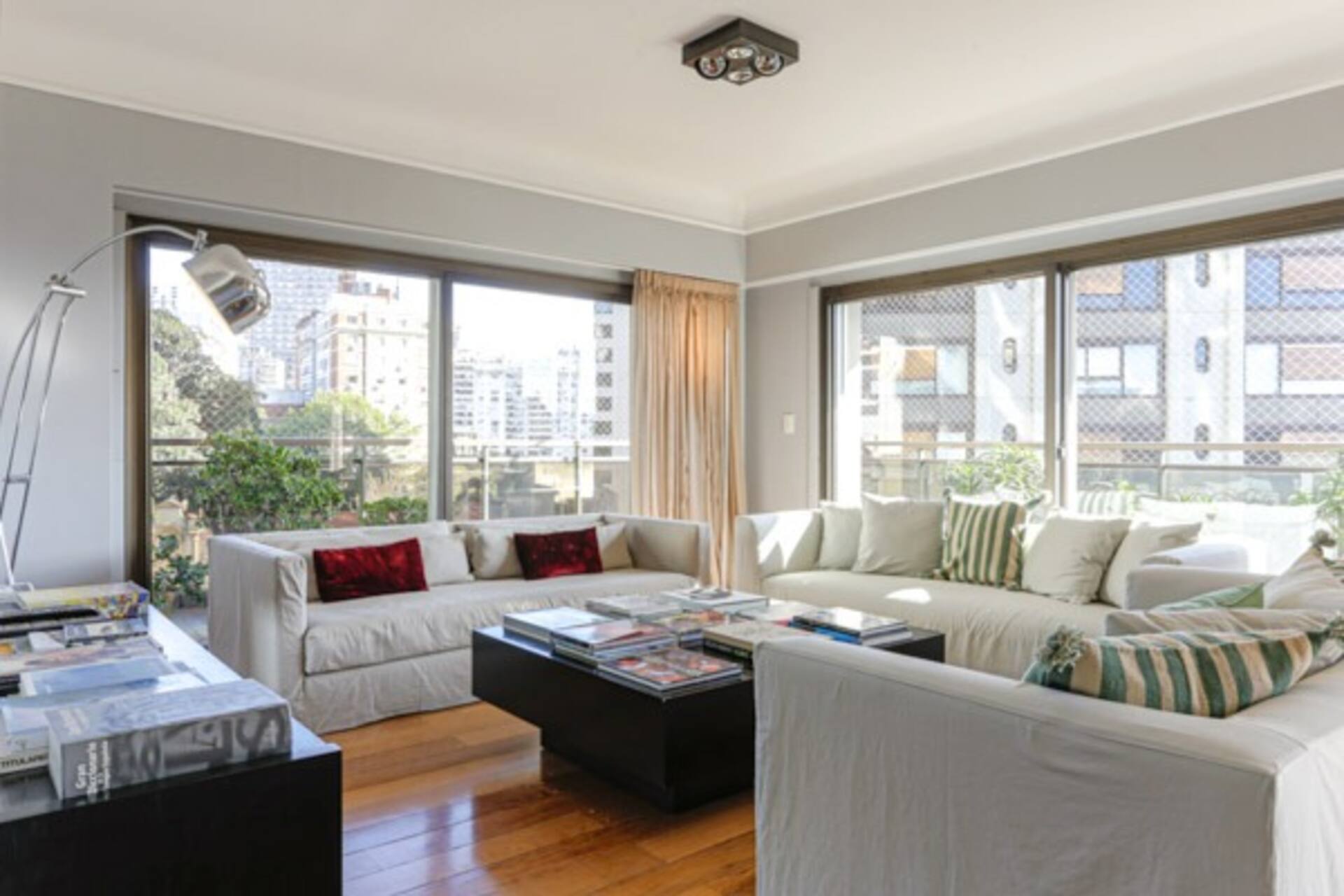 Apartamento mobiliado com 4 dormitórios em Retiro